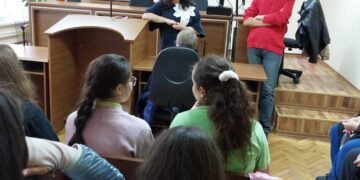 Петокласници от училище „Захари Стоянов“ посетиха Районния съд във Варна        