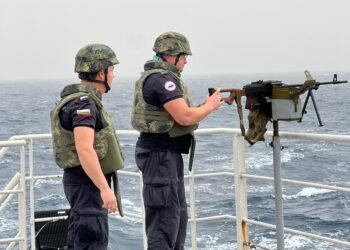 Българският научноизследователски кораб „Св. св. Кирил и Методий“ по време на океанско плаване към Антарктика.