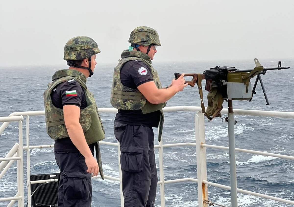 Българският научноизследователски кораб „Св. св. Кирил и Методий“ по време на океанско плаване към Антарктика.