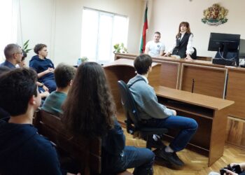Съдия Ивелина Желева срещна гимназисти във Варна: Урок по право от първа ръка