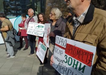 Жители на Варна с плакати по време на протест срещу разширяването на Зелената зона в кварталите Чайка, Левски, Одесос и Широк център