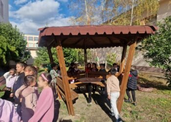 Еко кът с беседка, пейки и зона за обучение на открито в ОУ „Иван Вазов“ – Провадия, изграден по кампанията „Чиста околна среда 2025“.