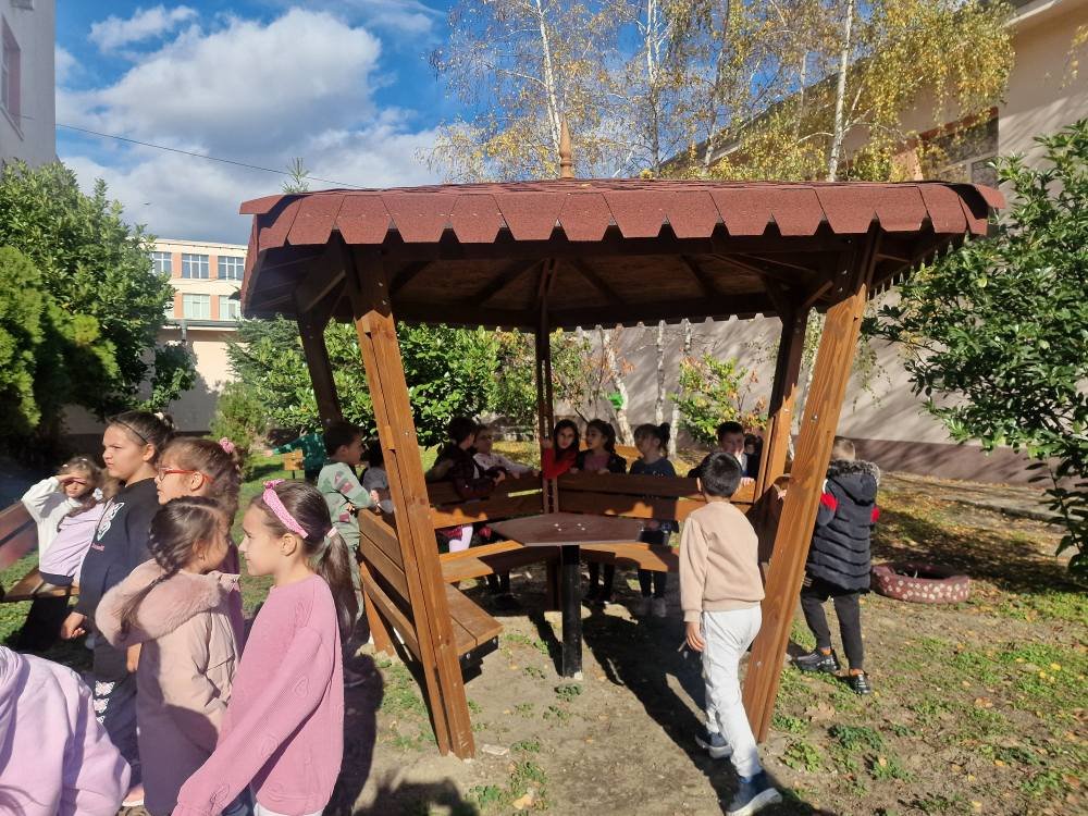 Еко кът с беседка, пейки и зона за обучение на открито в ОУ „Иван Вазов“ – Провадия, изграден по кампанията „Чиста околна среда 2025“.