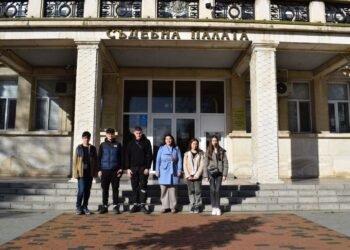 35 варненски гимназисти посетиха Окръжен съд – Варна и се запознаха отблизо с работата на магистратите