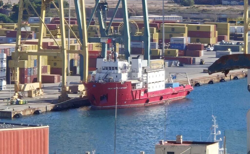 Научноизследователският кораб „Св. Св. Кирил и Методий“ отплава от пристанището в Картахена по време на мисията си към Антарктида, със заредени запаси и оборудване на борда.