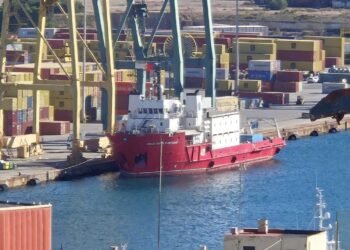 Научноизследователският кораб „Св. Св. Кирил и Методий“ отплава от пристанището в Картахена по време на мисията си към Антарктида, със заредени запаси и оборудване на борда.