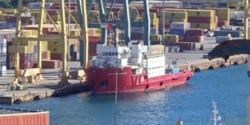 Научноизследователският кораб „Св. Св. Кирил и Методий“ отплава от пристанището в Картахена по време на мисията си към Антарктида, със заредени запаси и оборудване на борда.