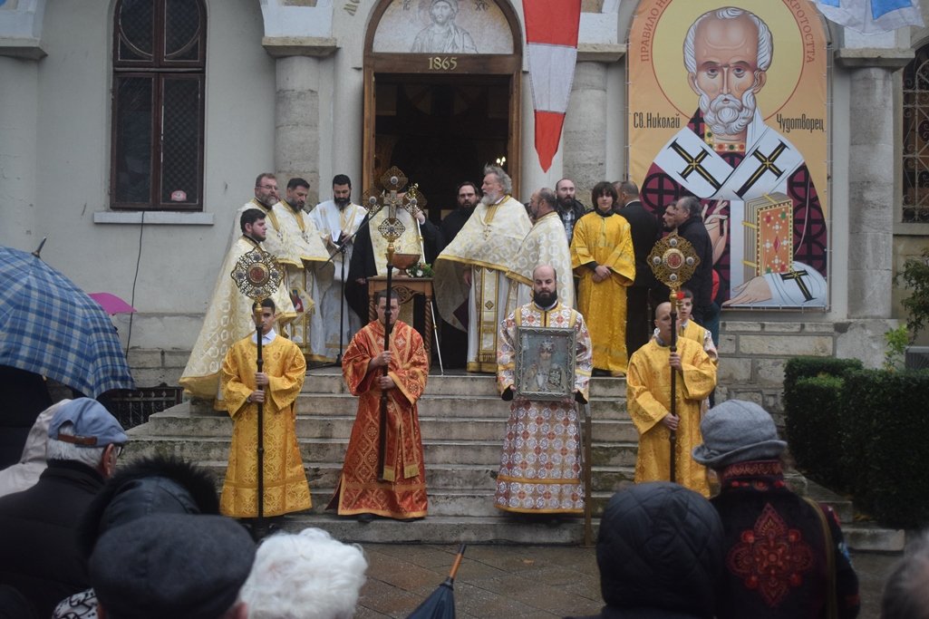 Военноморските сили отбелязват Никулден пред храм „Св. Николай Чудотворец“ във Варна с тържествен ритуал и молебен
