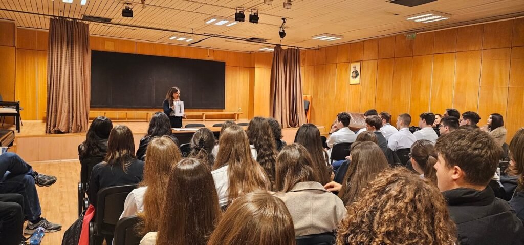 Прокурор от Апелативна прокуратура – Варна разговаря с ученици по време на образователна среща за значимостта на избора, закона и гражданската отговорност в училищна зала.