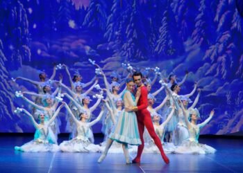 Сцена от балета „Лешникотрошачката“ на Варненската държавна опера