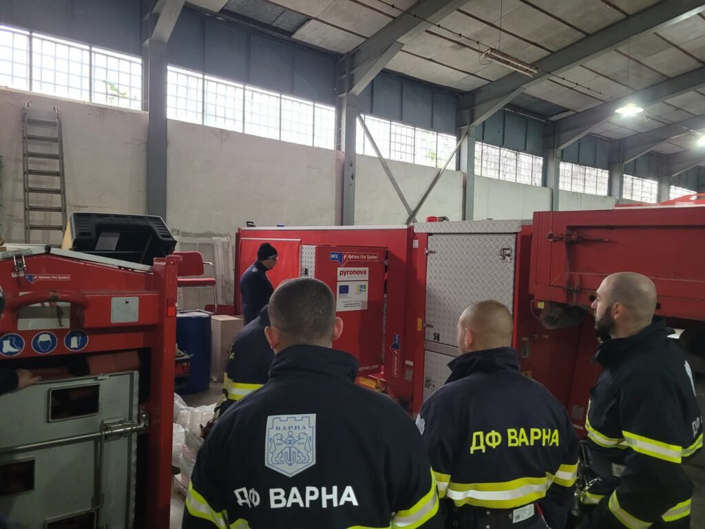 Доброволци и служители участват в действия по защита на населението при бедствия