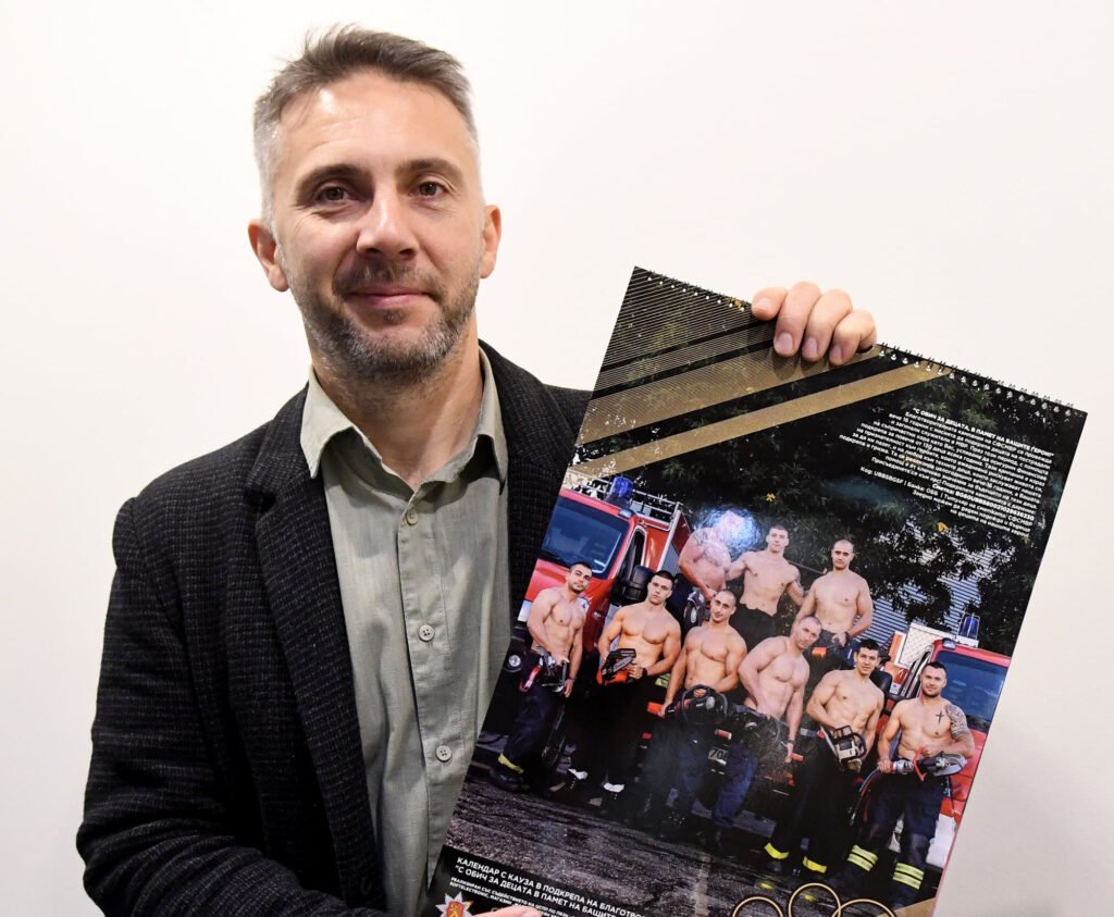 „Благотворителният календар „Герои в сянка 2026“ с фотографии на пожарникари, представен в арт салона на Радио Варна.“