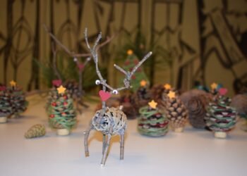 Деца изработват коледни играчки и декорации по време на работилница в Парк-музей „Владислав Варненчик“