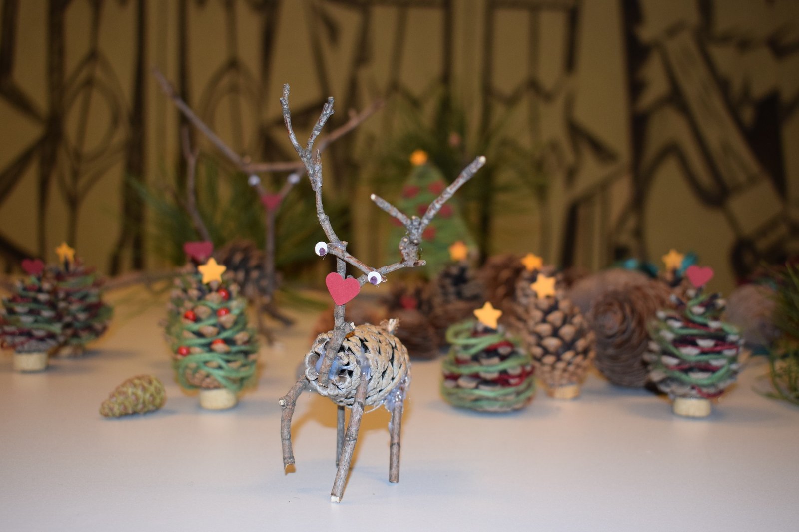 Деца изработват коледни играчки и декорации по време на работилница в Парк-музей „Владислав Варненчик“