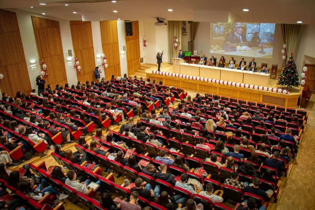 Академично ръководство на Икономически университет – Варна връчва грамоти и благодарствени писма на отличници и изявени студенти в навечерието на 8 декември