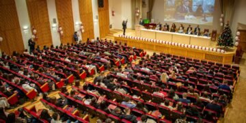 Академично ръководство на Икономически университет – Варна връчва грамоти и благодарствени писма на отличници и изявени студенти в навечерието на 8 декември