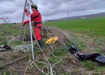 Доброволци от Варна изваждат немска овчарка от 25-метров кладенец по време на спасителна операция