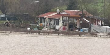 Обилни валежи блокираха пътища в Царево и Созопол: евакуации, затворени отсечки и засилено полицейско присъствие