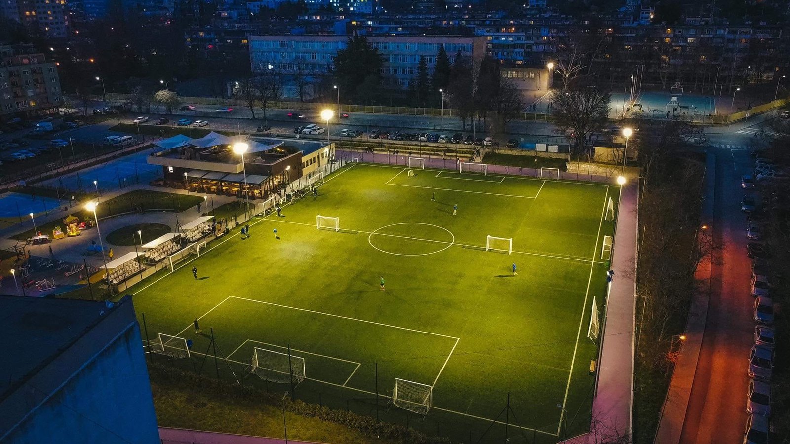 Деца тренират футбол на общински стадион във Варна