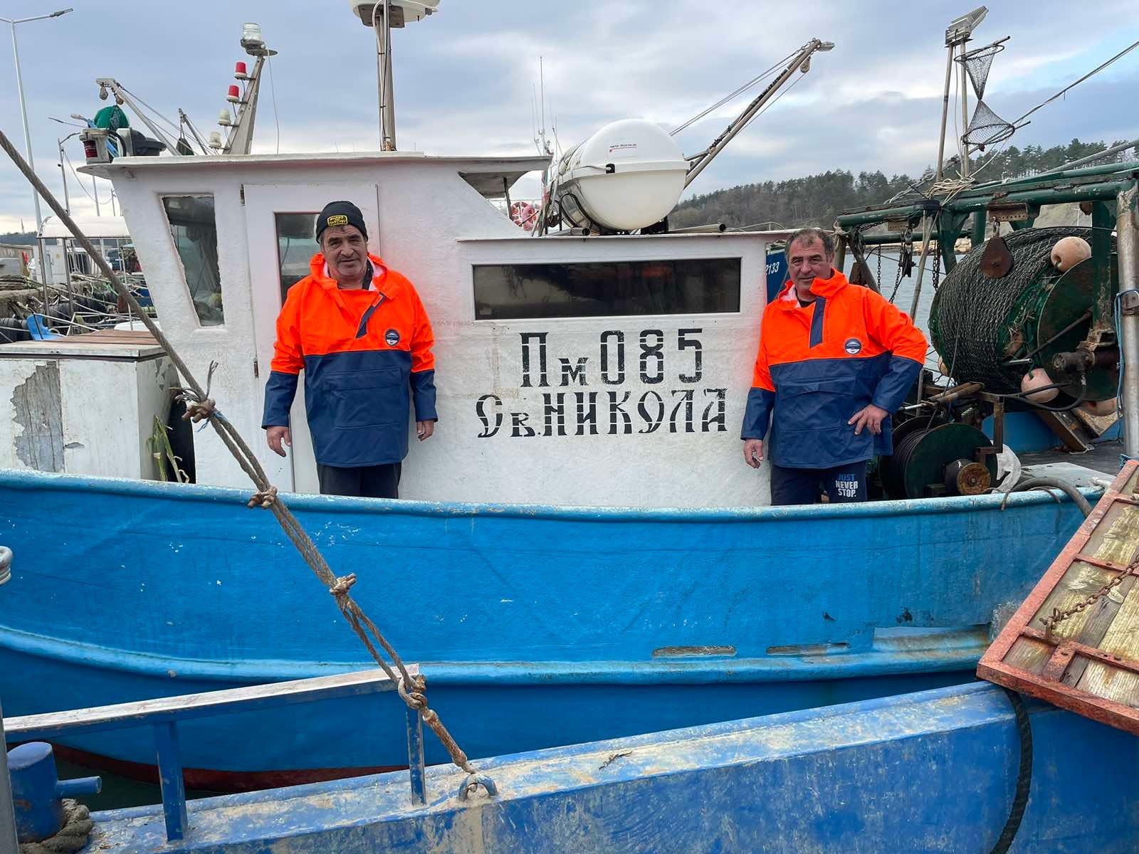 Гигантска есетра с дължина 2,40 метра, върната жива във водите на Черно море край Бяла от рибарски екипаж.