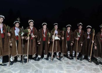 Авренските коледари в традиционни носии изпълняват обредни песни и благословии по време на коледуване.