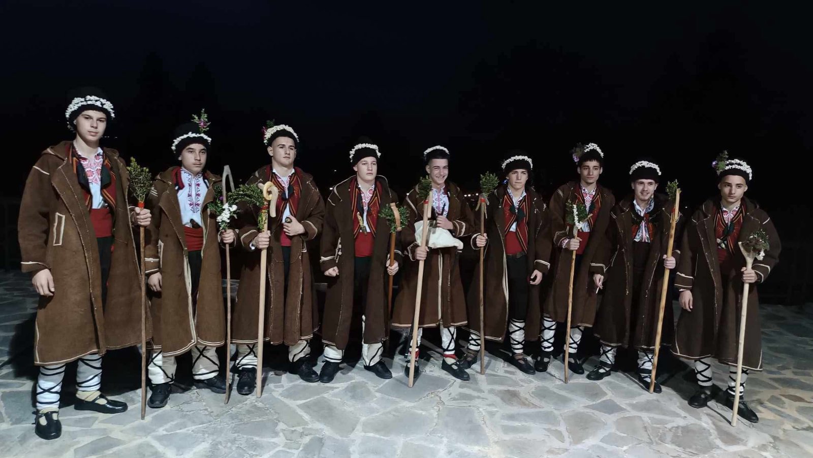 Авренските коледари в традиционни носии изпълняват обредни песни и благословии по време на коледуване.