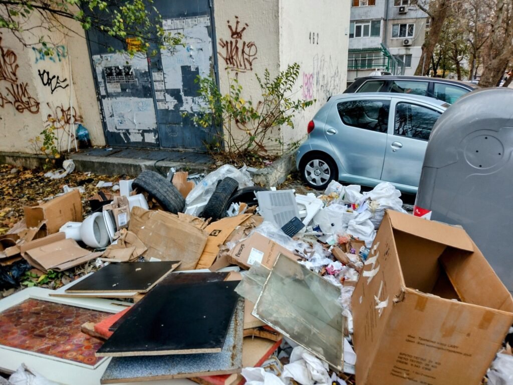 Нерегламентирано изхвърлени отпадъци на ул. „Подвис“ в Цветния квартал във Варна.