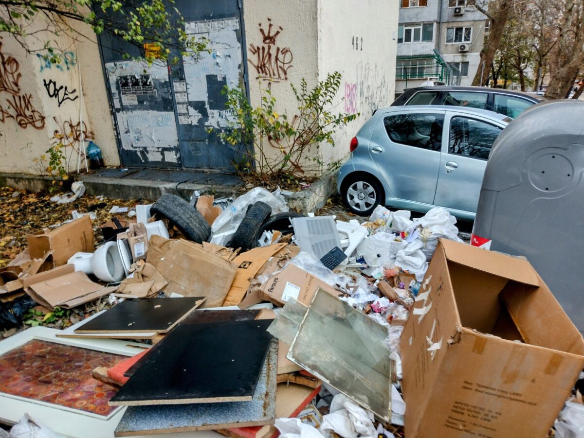 Нерегламентирано изхвърлени отпадъци на ул. „Подвис“ в Цветния квартал във Варна.