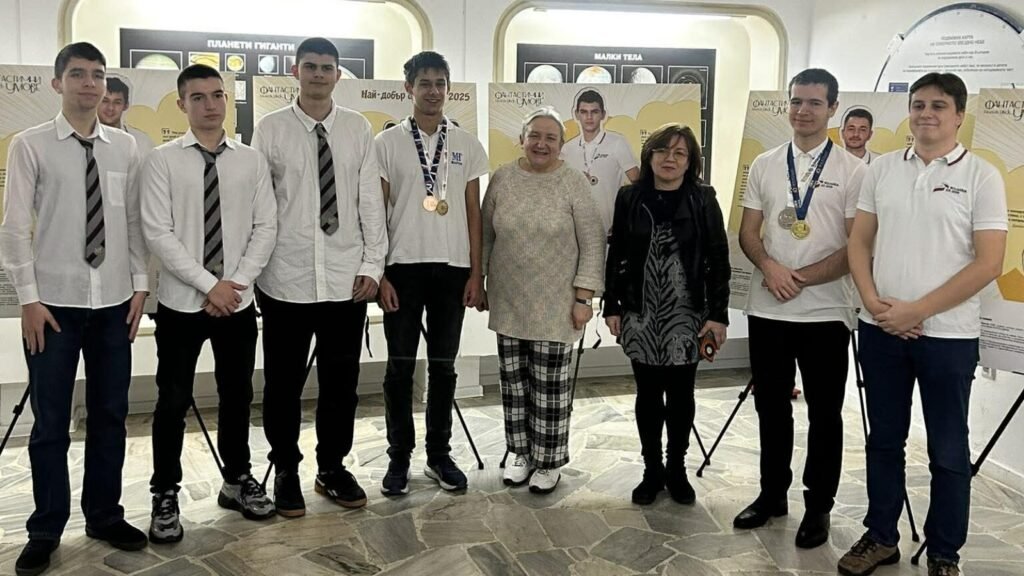 Български ученици – медалисти от международни олимпиади по природни науки, заедно с учители и организатори на откриването на изложбата „Фантастични умове“ в Народната астрономическа обсерватория с планетариум във Варна.