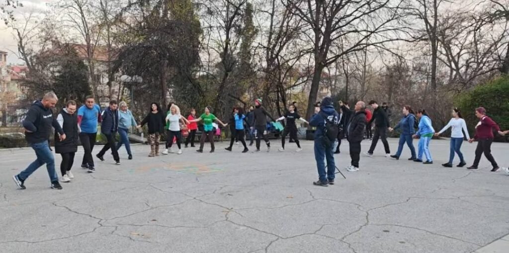 Българско народно хоро, играно на входа на Морската градина във Варна