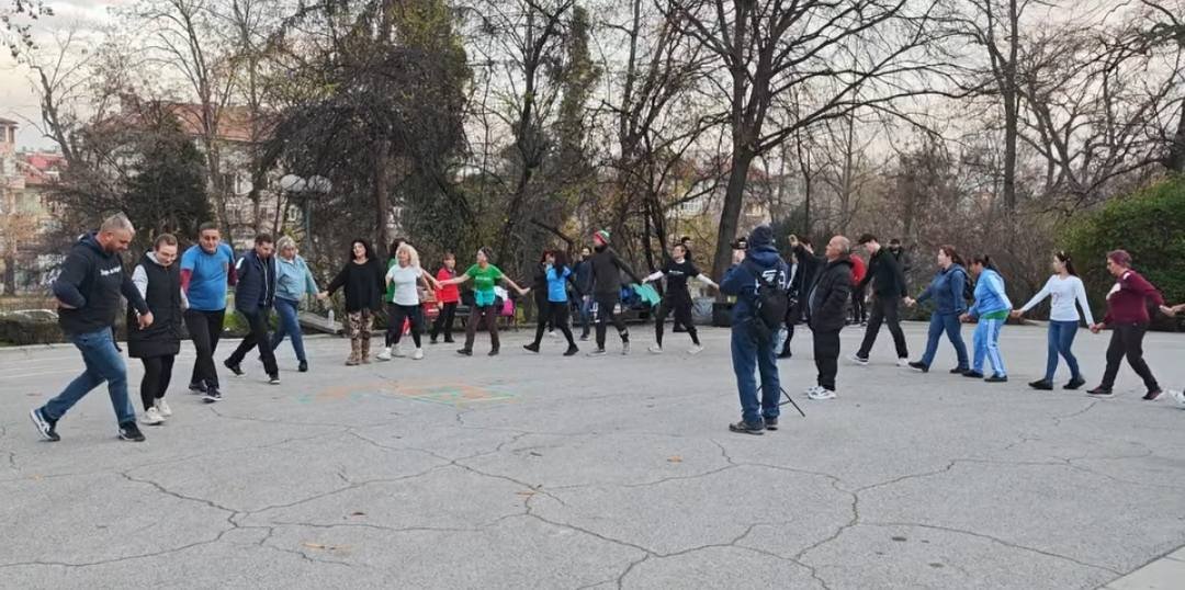 Българско народно хоро, играно на входа на Морската градина във Варна