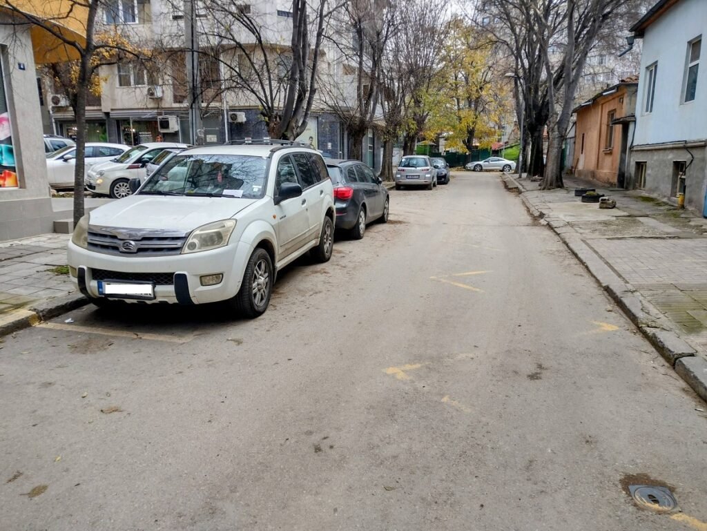 Паркирани автомобили в зелена зона във Варна при липсваща или изтрита пътна маркировка, заради която са наложени санкции на живущи.