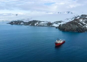 Българският кораб „Св. св. Кирил и Методий“ достигна остров Ливингстън