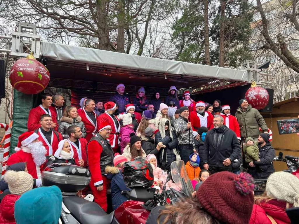 Мотористи, облечени като Дядо Коледа и Снежанки, по време на коледно мотошествие с кауза във Варна