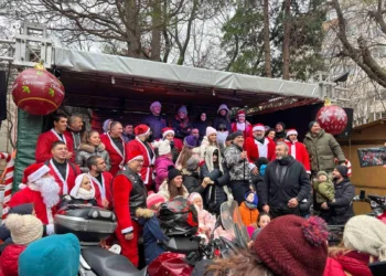 Мотористи, облечени като Дядо Коледа и Снежанки, по време на коледно мотошествие с кауза във Варна