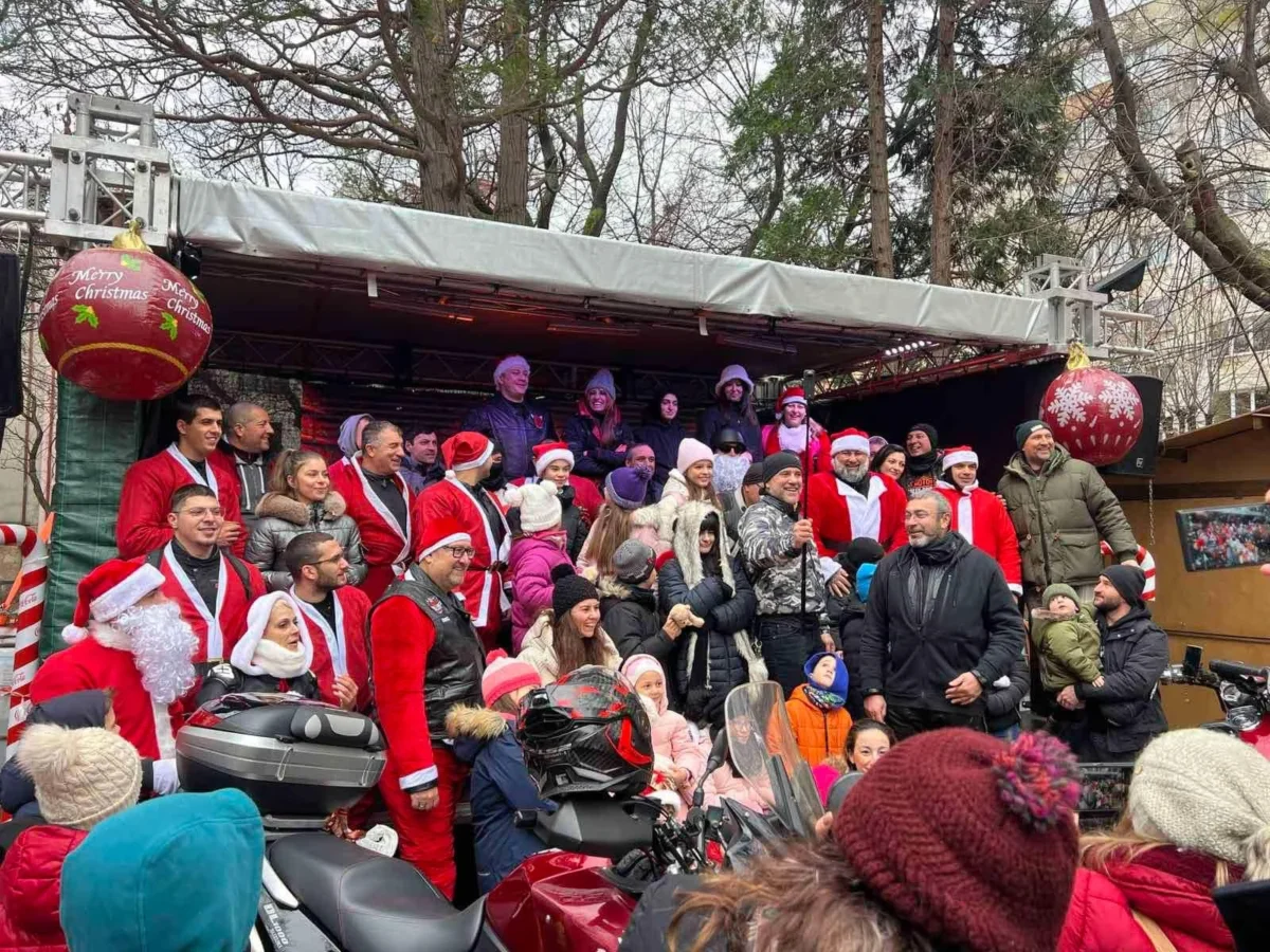 Мотористи, облечени като Дядо Коледа и Снежанки, по време на коледно мотошествие с кауза във Варна