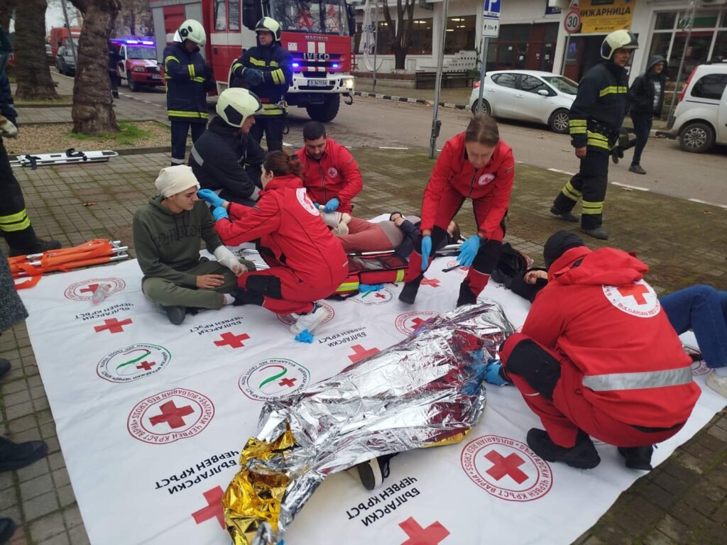 „Демонстрация на БЧК–Варна и партньорски екипи за реакция при земетресение и оказване на първа помощ във Ветрино“