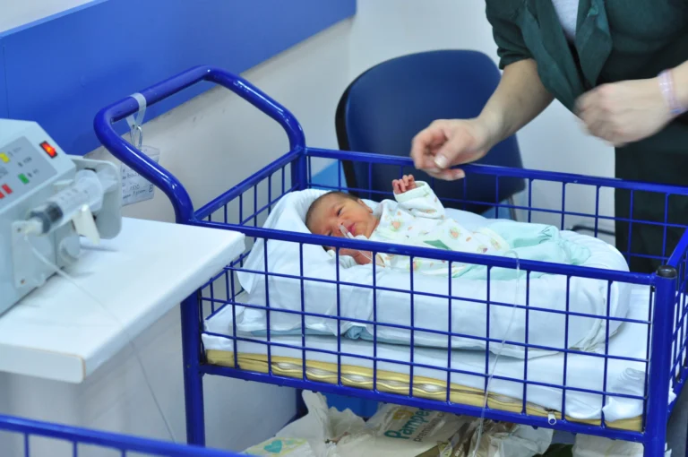 Бебешки креватчета в неонатологично отделение след успешна дарителска кампания