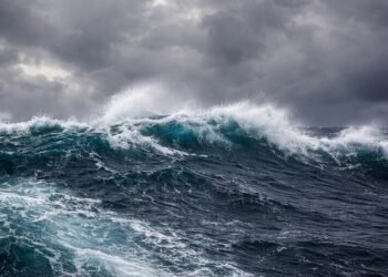 Бурно море и силен вятър по Черноморието край Варна