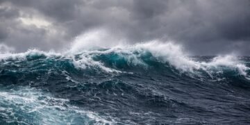 Бурно море и силен вятър по Черноморието край Варна