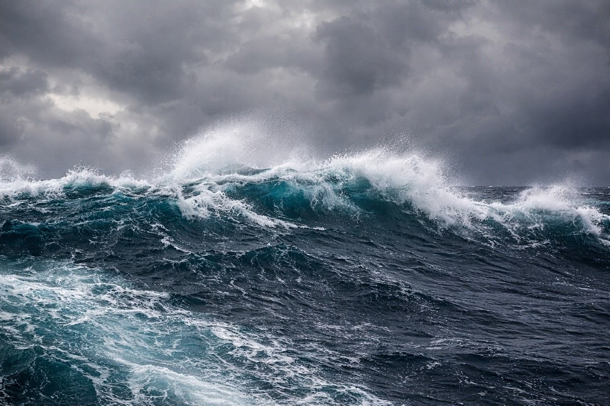 Бурно море и силен вятър по Черноморието край Варна