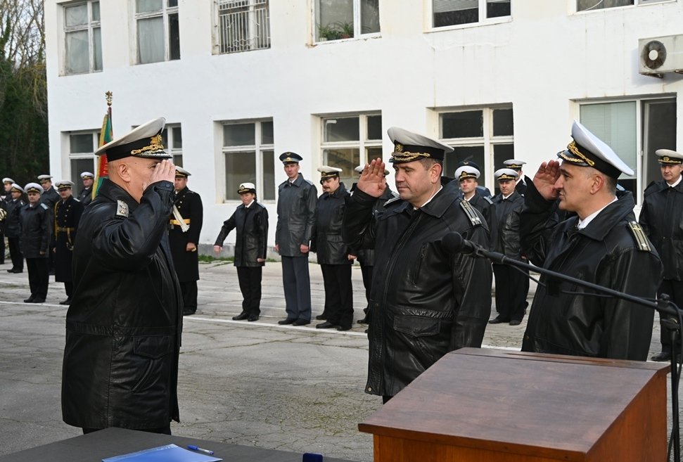 Тържествена военна церемония по предаване на командването на морската вертолетна авиобаза във Варна