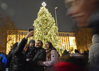 Варна грейна в празнична светлина навръх Никулден: Елхата на площад „Независимост“ засия