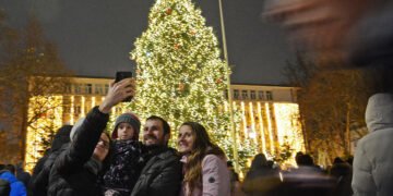 Варна грейна в празнична светлина навръх Никулден: Елхата на площад „Независимост“ засия