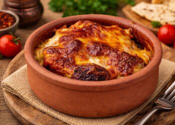 Гювече със сочни кюфтета в доматен сос и разтопен кашкавал, запечено до златисто