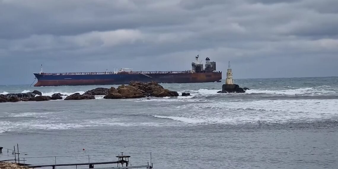 Военноморските сили с брифинг за евакуацията на екипажа на танкера „Кайрос“