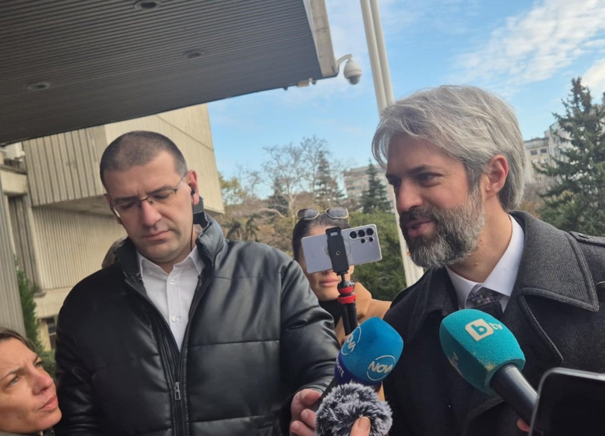 Кметът на Варна Благомир Коцев прави първо изявление пред сградата на Община Варна след завръщането си на работа.