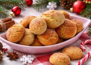 Домашни коледни курабийки със захарна коричка, поднесени в розова купа с коледни елементи – хоризонтално изображение, подходящо за Google Discover