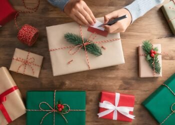 Подготвени коледни подаръци, опаковани в празнични цветове – идеи за бюджетни подаръци до 100 лв.