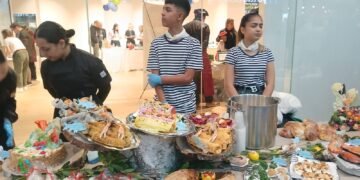 Кулинарният фестивал „Да споделим Никулден“ във Варна – щандове с рибни специалитети, участници от професионални гимназии и ресторанти, празнична атмосфера и благотворителна инициатива.